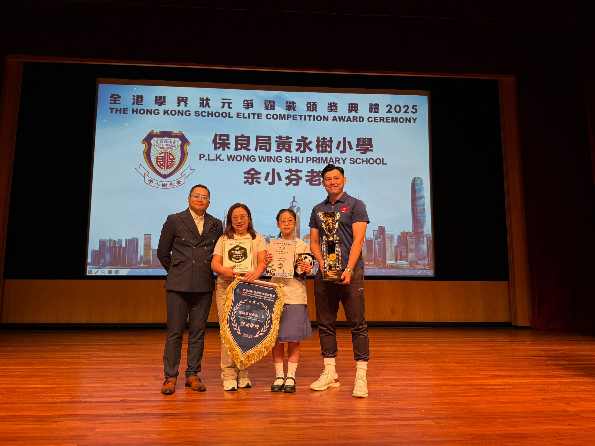 榮獲      狀元學府大獎  狀元之師大獎 ---&nbsp; 余小芬老師