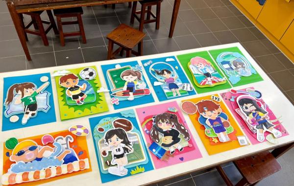 這些精心設計的拼貼作品展現了學生對本校多元課程的熱愛，當中涵蓋排球、足球、游泳、欖球、跳繩、數學拔尖、籃球、流行音樂、中國舞及徑賽。每幅作品以創意手法表達動感與智慧，充分展現了學習的激情與才華。